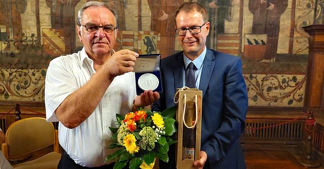 Bild: Christina Flieger erh&auml;lt die "Th&uuml;ringer Rose"