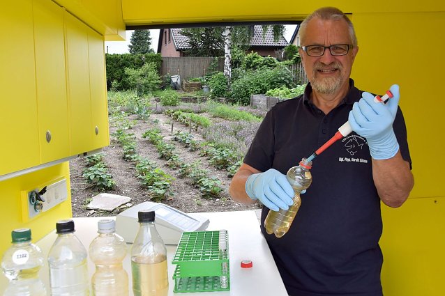 Bild: Dipl.-Phys. Harald Guelzow bei der Untersuchung einer Probe