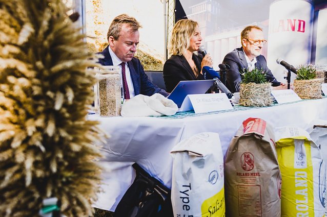 Bild: Dr. Klaus Wagner (Pr&auml;sident TBV), Ministerin Susanna Karawanskij, Stephan Kill (Roland Mills Ost GmbH)