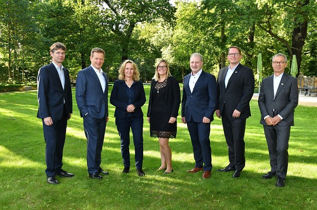 Bild: VCD-Vorstand Matthias Kurzeck, Vorstandsvorsitzender der Deutsche Bahn AG Dr. Richard Lutz, Bundesministerin f&uuml;r Umwelt, Steffi Lemke, Gesch&auml;ftsstellenleiterin des Welterberegion Wartburg Hainich e.V. Anne-Katrin Ibarra Wong,� stellertretender Leiter des Nationalpark Hainich R&uuml;diger Biehl, NABU-Pr&auml;sident J&ouml;rg-Andreas Kr&uuml;ger und BUND-Vorsitzender Olaf Bandt