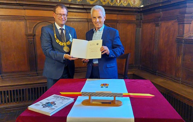 Bild: Clifford W. Zink trug sich heute in das Goldene Buch der Stadt M&uuml;hlhausen ein