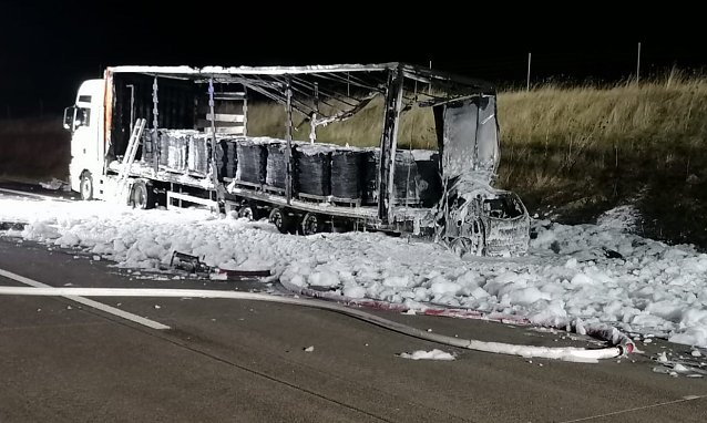 Bild: Die beiden ausgebrannten Fahrzeuge