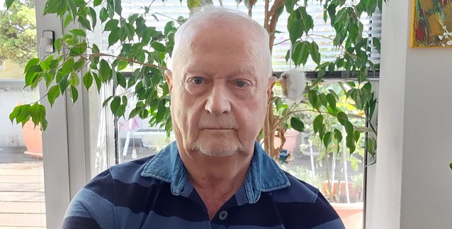 Bild: Der Lehrer Lutz Trenker heute in seiner Wohnung