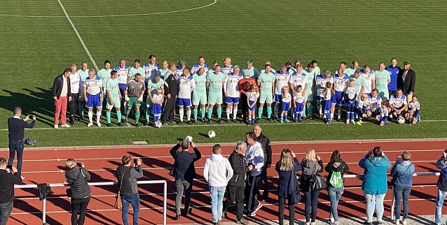 Bild: Fotoshhooting mit regionalen und nationalen Fu&szlig;ballstars vor dem Spiel