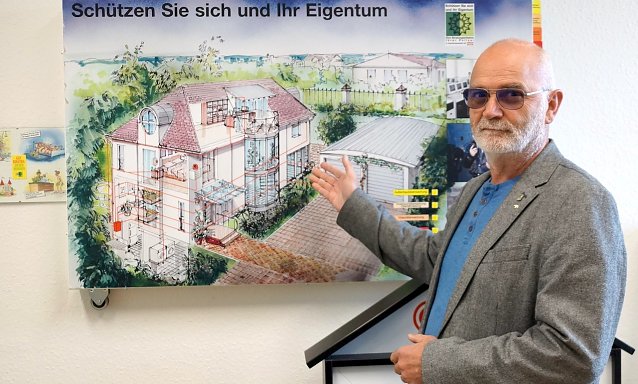 Bild: Polizeihauptkommissar Steffen Ritschel ber&auml;t B&uuml;rger bei Sicherheitsvorkehrungen