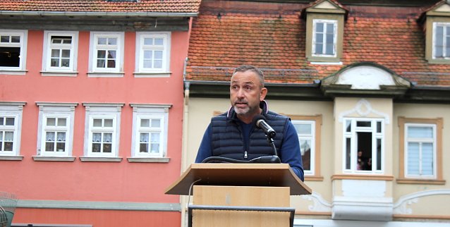 Bild: Matthias Reinz auf der Kundgebung im September vor dem Rathaus