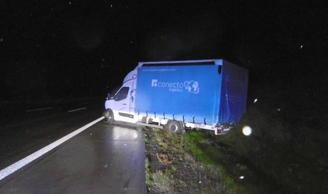 Bild: Verunfallter Kleinttransporter mit schlafendem Fahrer