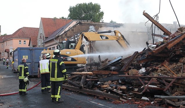 Bild: Ein Gro&szlig;brand vernichtete im Sommer mehrere Wohnungen in Bothenheilingen. Jetzt gibt es Streit um die eingegangenen Spendengelder