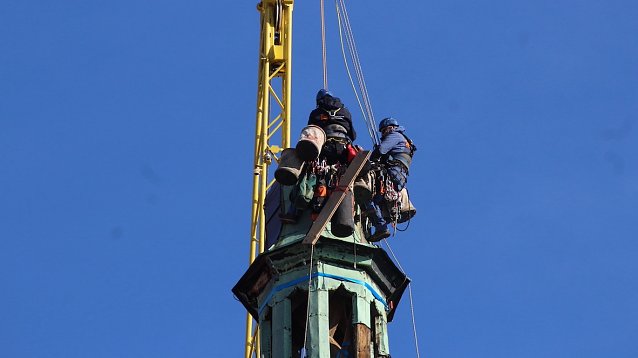 Bild: Eine Kasseler Spezialfirma sicherte im letzten Oktober die Turmspitze der Bad Langensalzaer Marktkirche