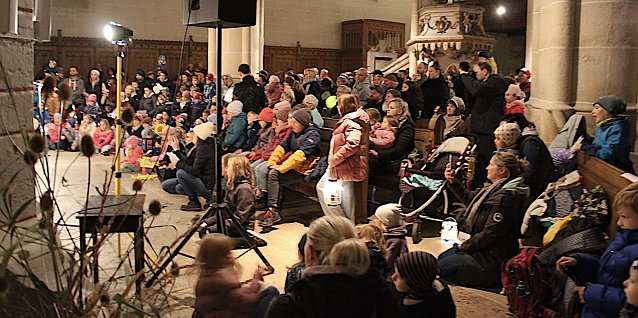 Bild: Bei vollbesetzter Kirche lauschten Kinder, Eltern und Gro&szlig;eltern der von Kindern gespielten Martinsgeschichte