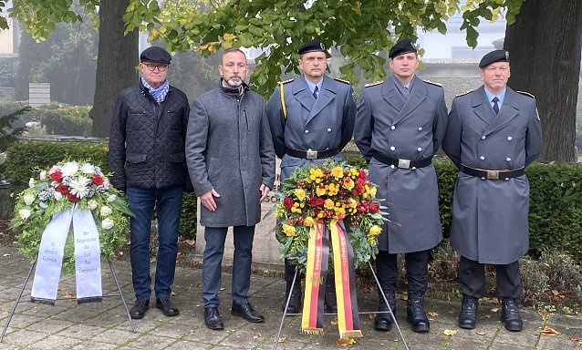 Bild: Kranzniederlegung am Gedenkstein f&uuml;r die Opfer von Gewaltherrschaften