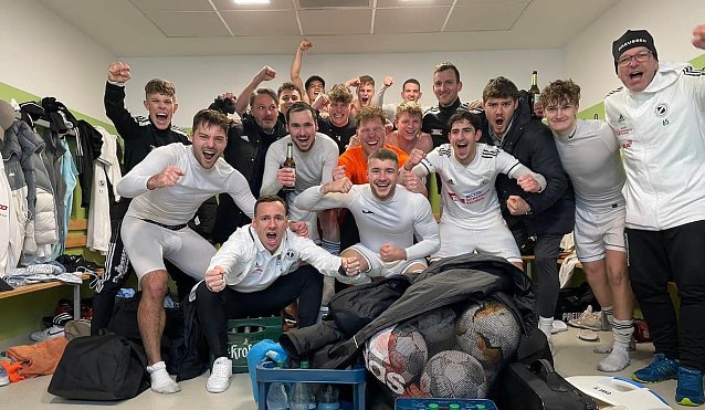 Bild: Siegerfoto aus der Kabine nach dem Spiel