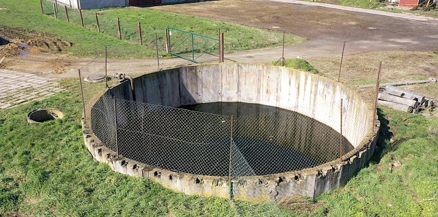 Bild: Das Sickerwasserbecken in Abtsbessingen: Fundort eines grausamen Verbrechens an Katzen?