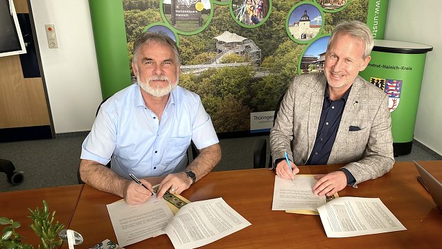 Bild: Landrat Harald Zanker und Frank Albrecht bei der Unterzeichnung des Briefes