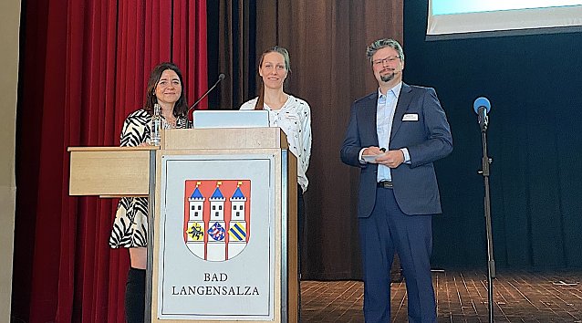 Bild: Teamleiterin Julia &Uuml;berhagen und Stefanie K&ouml;nig mit dem Moderator des Abends, dem G&auml;stef&uuml;hrer Partrick Kosiol 