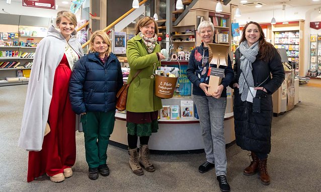 Bild: Vorjahrssiegrin Anka Wurschi &uuml;berreicht den Goldenen Wandereimer in der Salza-Buchhandlung