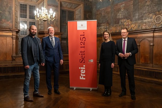 Bild: Christian K&uuml;mpel (Stadtmarketing), Stadtarchivar Dr. Helge Wittmann, Ann-Kristin Zabel-Fr&ouml;hlich (Leiterin Fachbereich Wirtschaft und Soziales) und Oberb&uuml;rgermeister Dr. Johannes Bruns stellten die neue Markenstrategie im Historischen M&uuml;hlh&auml;user Rathaus vor (v.l.).