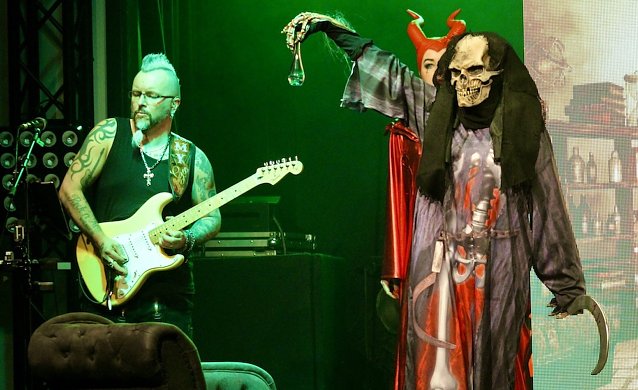 Bild: l.h. Jimmy Ghee beim Rocktheater "Faust n Roll" nach Goethe im Stocksen in Sondershausen