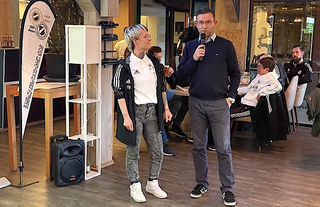 Bild: Franziska M&ouml;ller, Dompteurin von 27 (!) G-Junioren bei den Preu&szlig;en, berichtet Pr&auml;sident Benno Harbauer &uuml;ber ihre Arbeit mit den Kleinsten im Verein 
