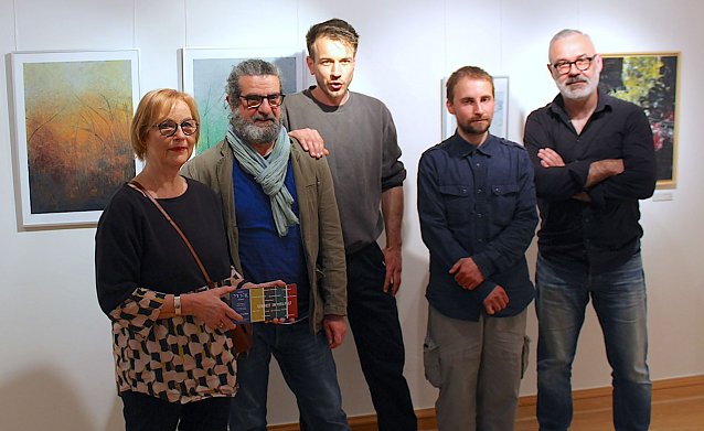 Bild: Die Galeristin Elke Gatz-Hengst mit "ihren" K&uuml;nstlern Khaled Arfeh, Max Rossner, Conrad Seyfarth und Erik Buchholz (v.l.n.r.) 