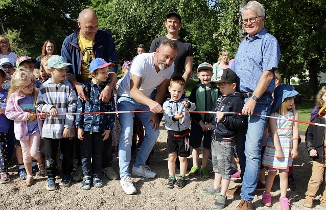 Bild: Feierliche Er&ouml;ffnung des neuen Spielplatzes in Bad Langensalza Nord