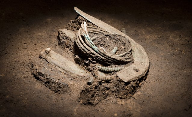 Bild: Ein sp&auml;tbronzezeitlicher Hortfund von Gro&szlig;engottern, Unstrut-Hainich-Kreis, w&auml;hrend der Freilegung