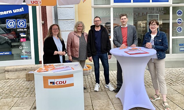 Bild: Christian Hirte (2.v.r.) mit einem Team heute in der Bad Langensalzaer Innenstadt