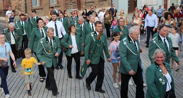 Bild: Einzug der Sch&uuml;tzenvereine am heutigen Nachmittag zum Auftakt des Brunnenfestes