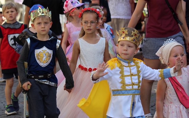 Bild: Auch viele phantasievoll kost&uuml;mierte Kinder nahmen am 210. Brunnenfest in Bad Langensalza teil