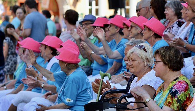Bild: Begeisterte Zuschauer auf der Trib&uuml;ne vor der Marktkirche beim 210. Brunnenfest in Bad Langensalza 