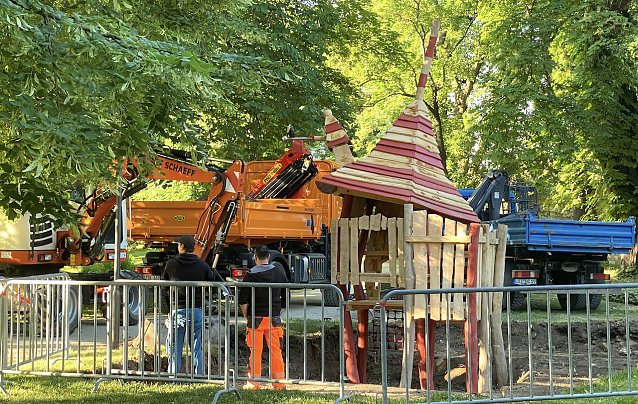 Bild: Neue T&uuml;rme f&uuml;r die Dreit&uuml;rmestadt: Ein Spielger&auml;t wird an der Stadtmauer installiert