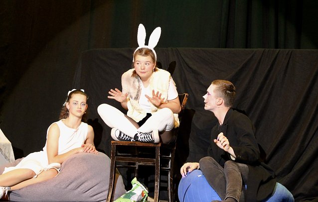 Bild: Michelle Fr&ouml;be und Erik Paul Baumbach, in der Mitte Giulia Ritter als "White Rabbit"