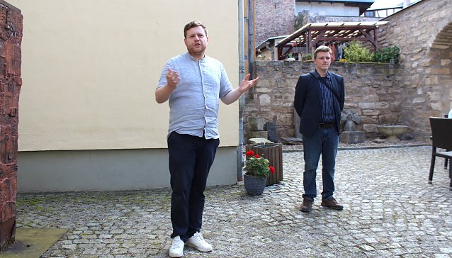 Bild: Stefan Schuchardt (l.) und Dr. Robert Knechtel begr&uuml;&szlig;en die G&auml;ste der Ausstellung