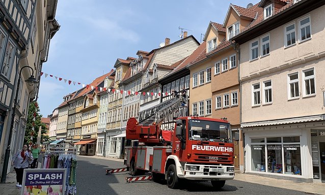 Bild: Feuerwehr Bad Langensalza beseitigt die "Festwinpel" in der Innenstadt.