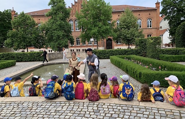 Bild: Geschichten f&uuml;r Kindergartenkinder vor dem Friderikenschl&ouml;sschen Bad Langensalza