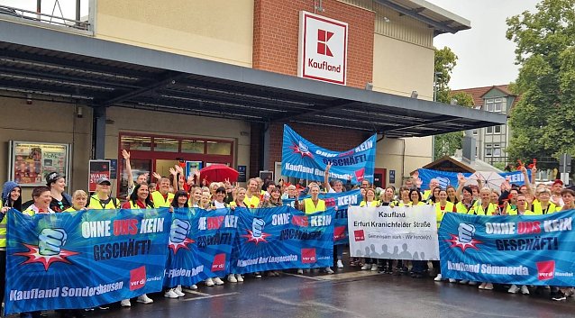 Bild: Streikende Mitarbeiter heute Vormittag vor der Kaufland-Filiale in Bad Langensalza
