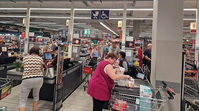 Bild: Lange Schlangen an den Kassen bei eingeschr&auml;nktem Betrieb 