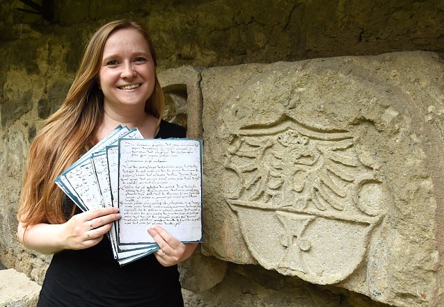 Bild: Julia Mandry l&auml;dt zum kostenfreien Familiensonntag ein und freut sich auf das gemeinsame Entziffern der Rezess-Handschrift aus dem 16. Jahrhundert. 
