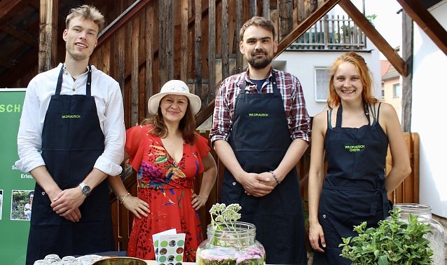 Bild: Christine Rauch mit ihrem Team "Wildrausch" im Garten des Apothekenmuseums in Bad Langensalza