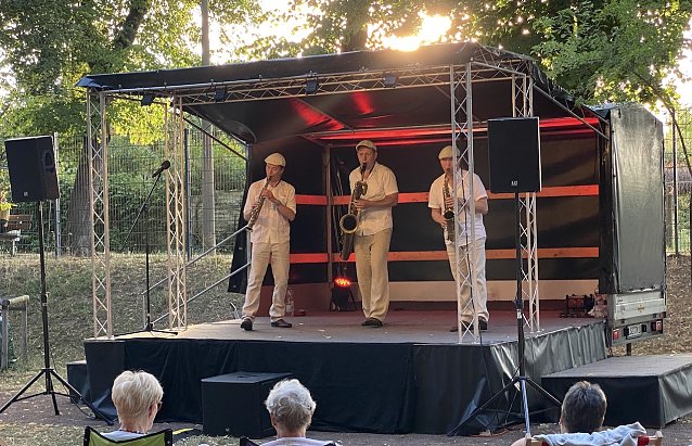 Bild: Die SAX PUPPETS, hier noch als einfache (Puppen)Spieler