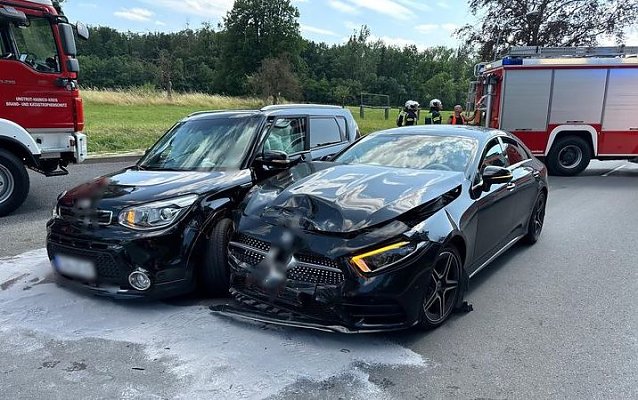 Bild: Die beiden Unfallwagen am Harth-Haus