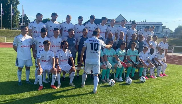 Bild: Carsten Weis (10) will auch in der n&auml;chsten Spielzeit seine Preu&szlig;en dirigieren