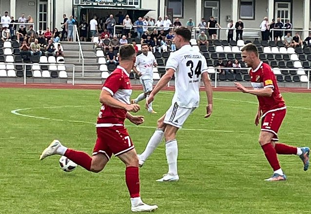 Bild: Knapp unterliegt der FSV Preu&szlig;en gegen die Truppe von Manuel Rost mit 0:1