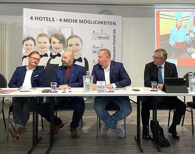Bild: Jens Ritter, Andreas Schreiber, Roberto Raethel und Karsten Frob&ouml;se diskutieren Ausbildungschancen in Nordth&uuml;ringen