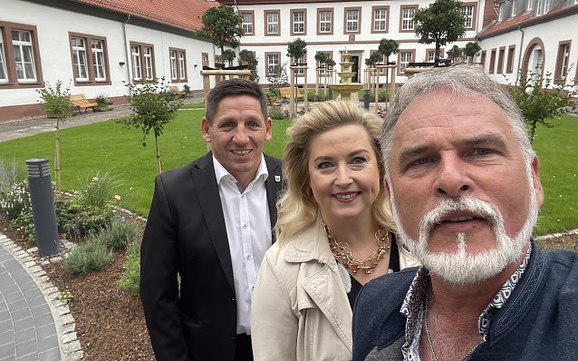 Bild: Landrat Zanker (r.) besucht den Kreis in seiner Sommertour