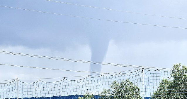Bild: Trichterwolke vom Sportplatz in Wollersleben aus fotografiert