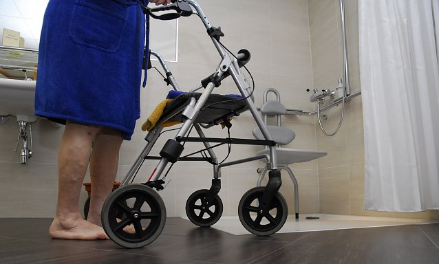 Bild: Mit dem Rollator zur Dusche: Rentnern droht Altersarmut