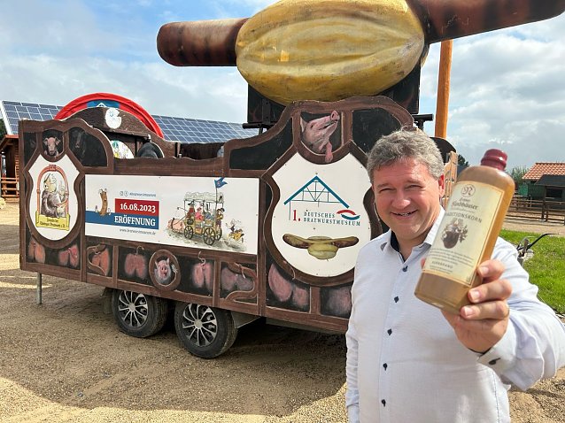 Bild: Thomas M&uuml;ller brachte zur Er&ouml;ffnung einen hochprozentigen Gru&szlig; aus Nordhausen mit