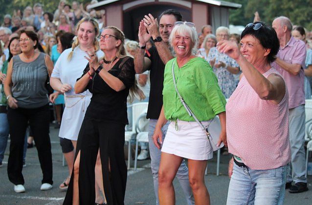 Bild: Begeisterte ABBA Fans tanzen und singen zu den Liedern der Cover Band "ABBA Dream Tribute" in Bad Langensalza