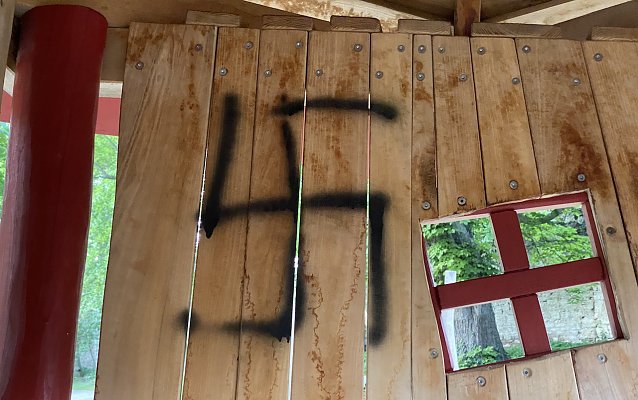 Bild: Fast 50 Zentimeter gro&szlig; ist das Hakenkreuz im Inneren des Spielturms an der Stadtmauer